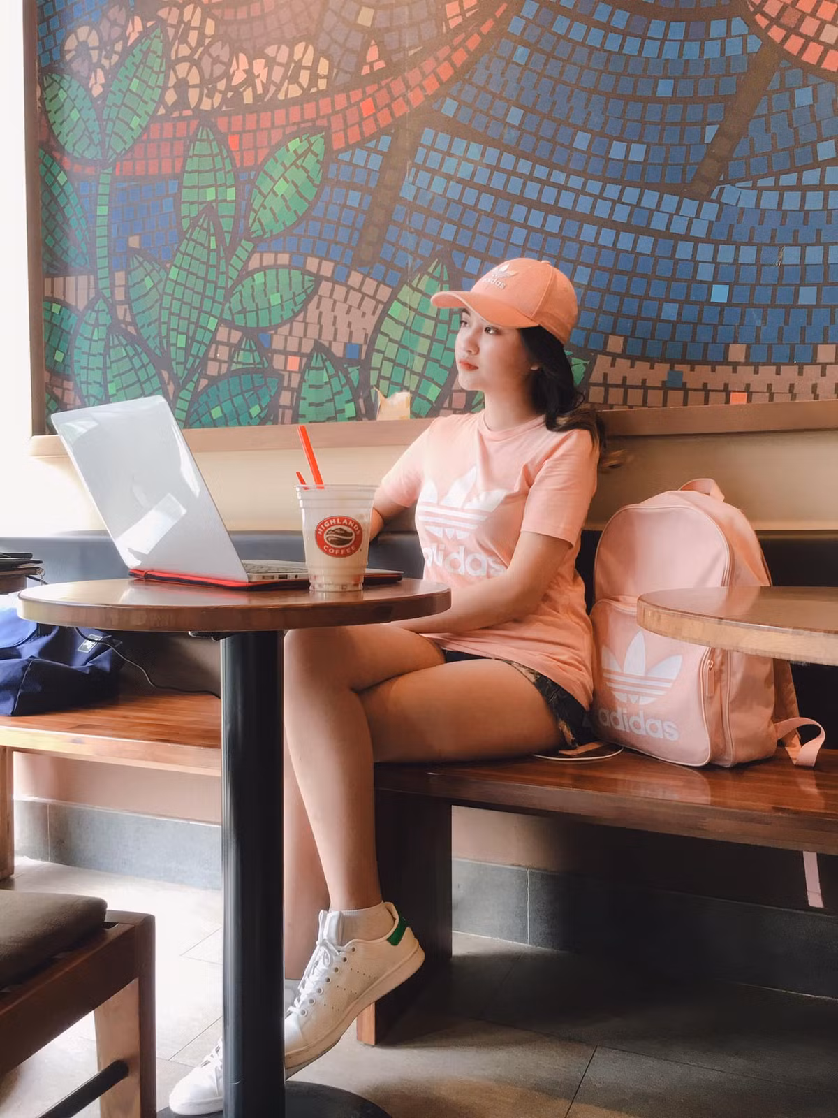 Giành danh hiệu Á khôi và nổi tiếng trong cộng đồng người hâm mộ bóng đá, cô nàng có cơ hội cộng tác với một số trang báo thể thao từ khi còn học năm 2. Có lẽ đây cũng chính là cơ duyên giúp Nguyệt Hà và Văn Toản quen nhau.