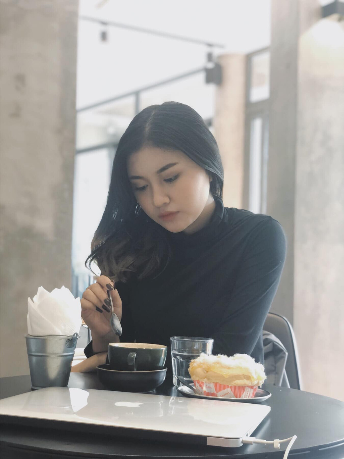 Trước khi được chú ý bởi scandal tình tay ba này, bạn gái cũ Văn Toản đã nổi tiếng trên mạng xã hội khi giành ngôi vị Á khôi FC Barca Việt Nam vào năm 2016.