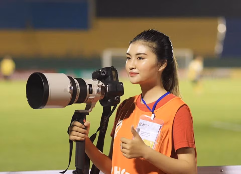 Mới đây, việc thủ môn Văn Toản bị bạn gái cũ là Phạm Nguyệt Hà tố bắt cá hai tay, ngang nhiên "thả thính" khi đã có người yêu thu hút sự quan tâm của người hâm mộ.