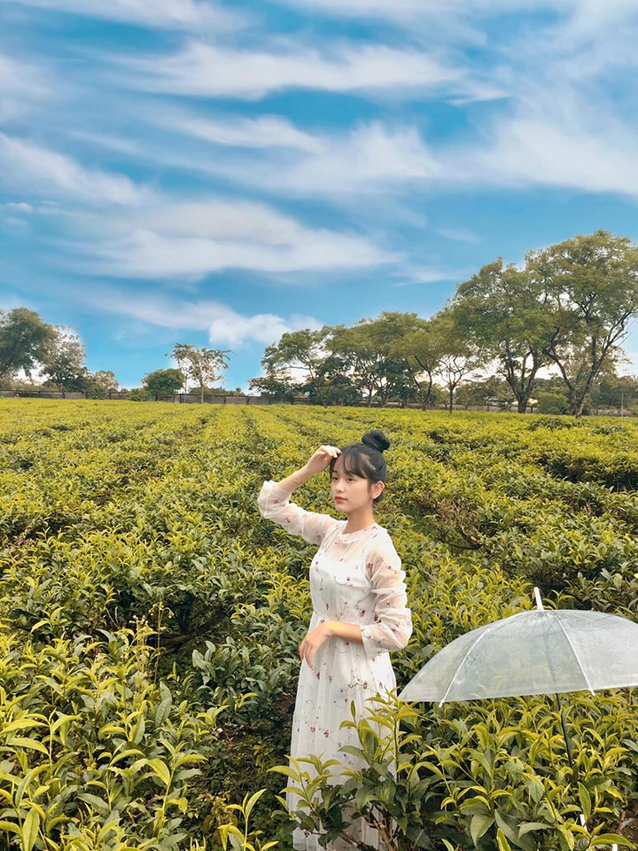 Ngoài gương mặt xinh đẹp, Mỹ Linh được cư dân mạng đánh giá cao bởi thần thái tự tin hút hồn.