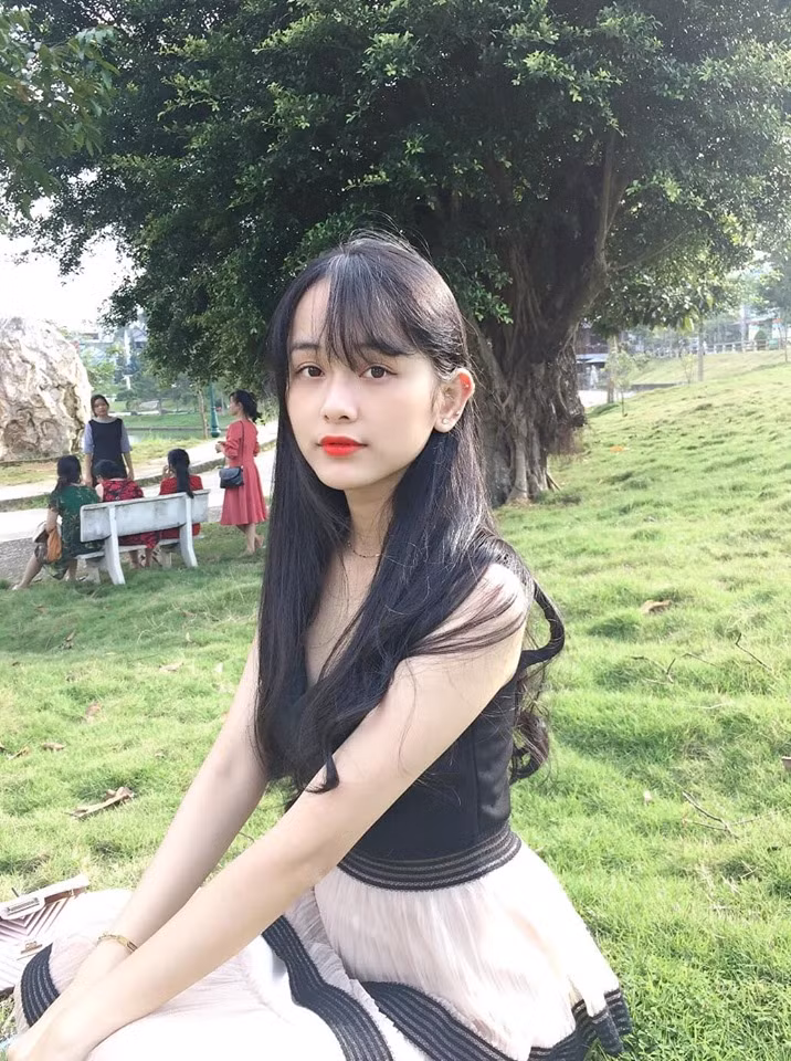 Được biết, cô nàng đang khiến cư dân mạng xôn xao là Nguyễn Thị Mỹ Linh sinh năm 2000 tại Bảo Lộc, Lâm Đồng. Hiện cô gái này là nữ sinh ĐH Tôn Đức Thắng.