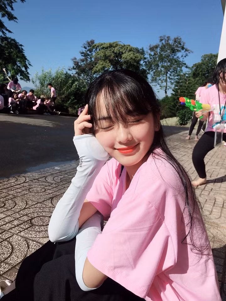 Nữ sinh 10X ĐH Tôn Đức Thắng này sở hữu làn da trắng, chiếc mũi cao cùng đôi mắt to tròn khiến người đối diện phải "tan chảy".