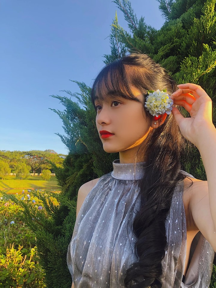 Ngoài ra, Mỹ Linh sở hữu thân hình cân đối. Do đó, ngoài việc học tập tại trường, nữ sinh 10X cũng làm mẫu ảnh tại Đắc Lắk.