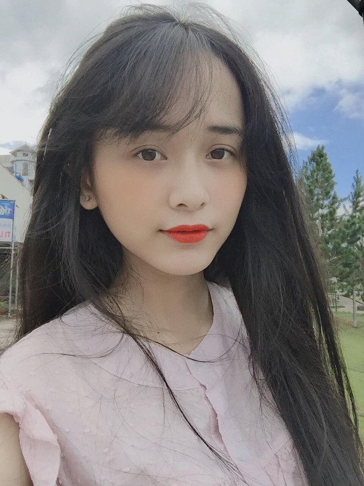 Bên cạnh đó, Mỹ Linh có niềm đam mê rất lớn với âm nhạc. Trên trang cá nhân, nữ sinh 10X thường đăng những clip mà cô hát những bài mình yêu thích khiến nhiều người thích thú.