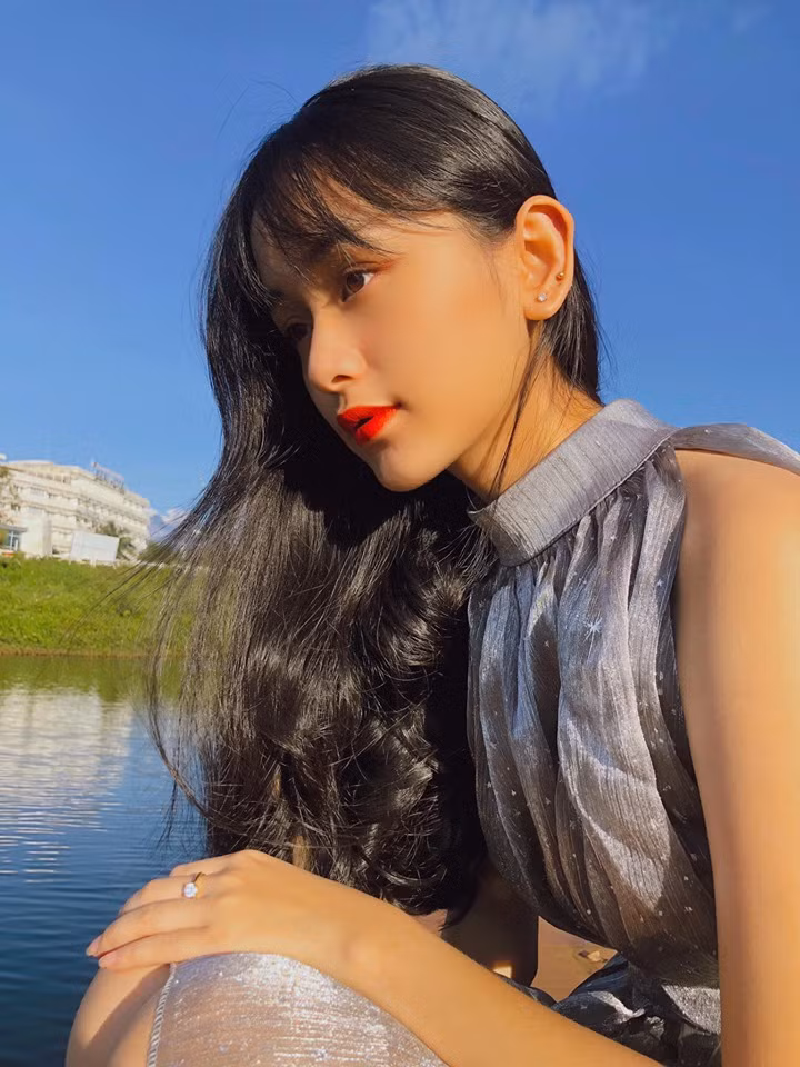 Trong thời gian ngắn, những bức ảnh đã thu hút tới hơn 15.000 lượt like và 1.300 lượt bình luận. Rất nhiều lời khen từ CĐM dành cho cô gái xinh đẹp, dễ thương trong ảnh.