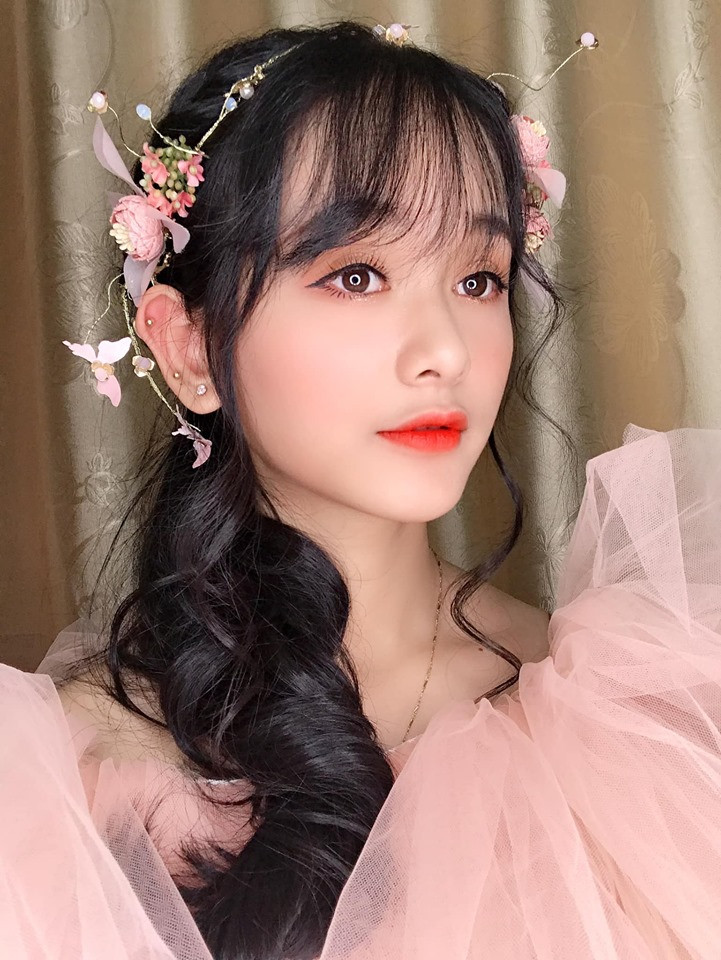 Hiện tại, trang Facebook của Mỹ Linh đang có hơn 10.000 người theo dõi. Những bức ảnh cô nàng đăng tải thường nhận được nhiều lượt like cùng những bình luận khen ngợi về nhan sắc của hot girl ĐH Tôn Đức Thắng.