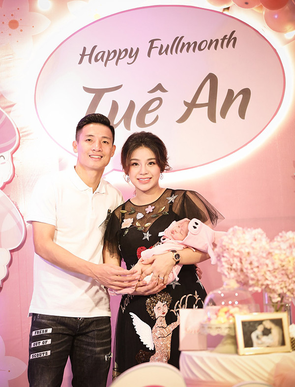 Khánh Linh và Tiến Dũng cũng là một cặp đôi cực kỳ chịu chi của làng bóng đá Việt. Cầu thủ thường xuyên tặng vợ những món đồ hiệu đắt tiền.