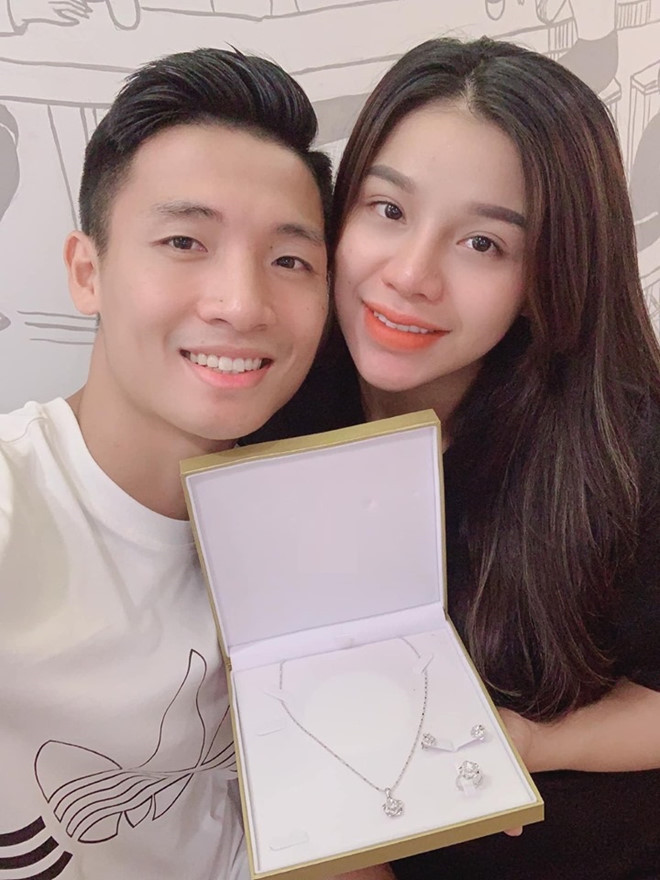 Gia đình cô kinh doanh khách sạn có tiếng tại Bắc Ninh. Khánh Linh hiện đang tiếp quản công việc của gia đình.