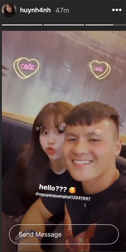 Huỳnh Anh là du học sinh Singapore, theo một số nguồn tin, gia đình cô nàng kinh doanh khách sạn tại Nha Trang và Hà Nội.