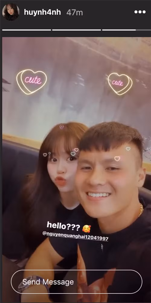 Huỳnh Anh là du học sinh Singapore, theo một số nguồn tin, gia đình cô nàng kinh doanh khách sạn tại Nha Trang và Hà Nội.