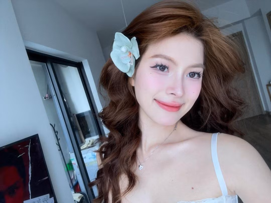 Thụy Hân là một trong những số ít nàng WAG của giới cầu thủ Việt theo đuổi phong cách ăn mặc đầy sexy.