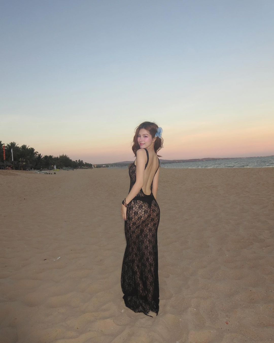 Dáng dấp như ẩn như hiện của nàng hot girl khiến nhiều người không khỏi xuýt xoa.