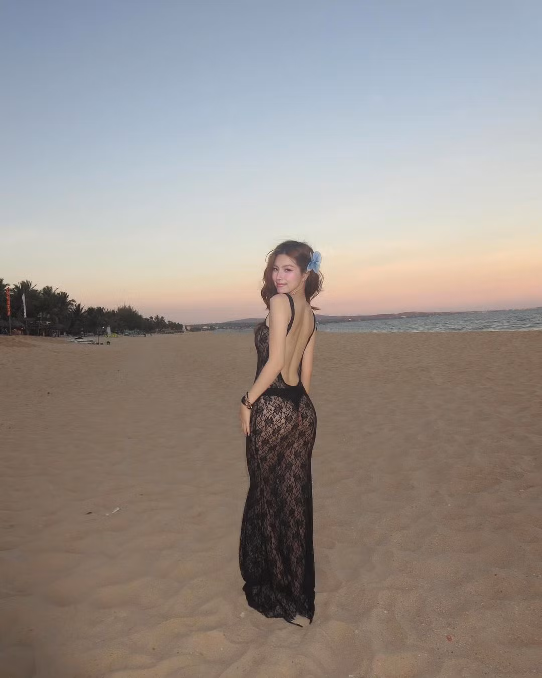 Dáng dấp như ẩn như hiện của nàng hot girl khiến nhiều người không khỏi xuýt xoa.