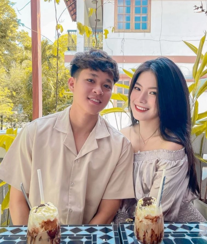 Cô nàng cùng nam tiền đạo đã có khoảng 4 năm yêu nhau và không ngại chia sẻ những hình ảnh lãng mạn, ngọt ngào trên mạng xã hội.