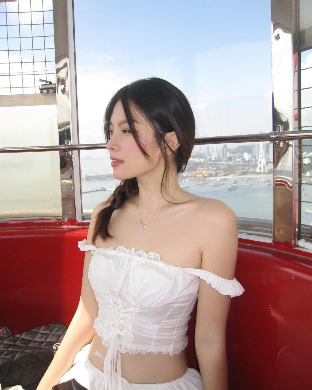 Thụy Hân được nhiều người ca ngợi là "trai tài gái sắc" khi sánh đôi cùng nam cầu thủ tài năng.