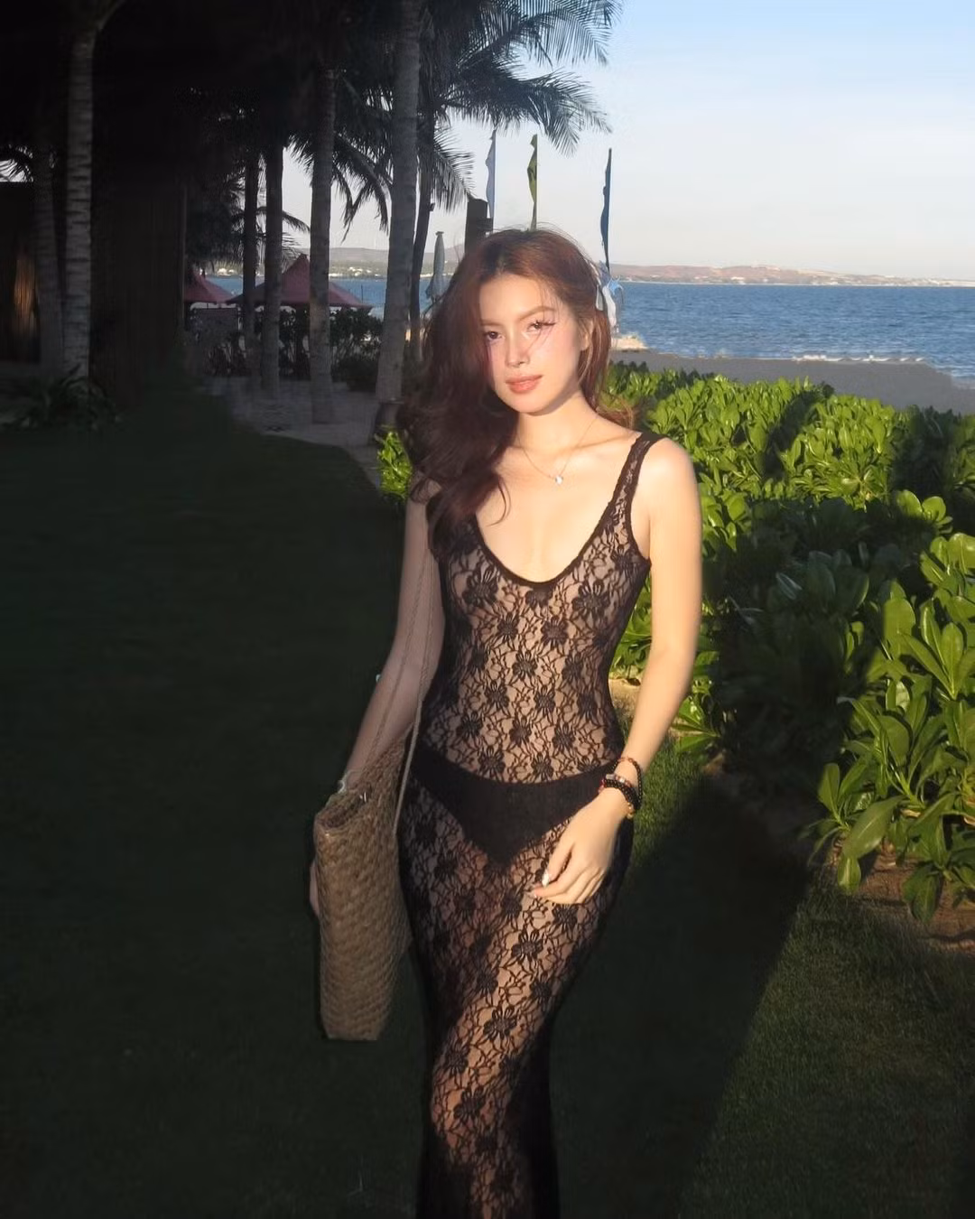 Thả dáng bên bờ biển, cô nàng lựa chọn cho mình trang phục ren xuyên thấu quyến rũ.