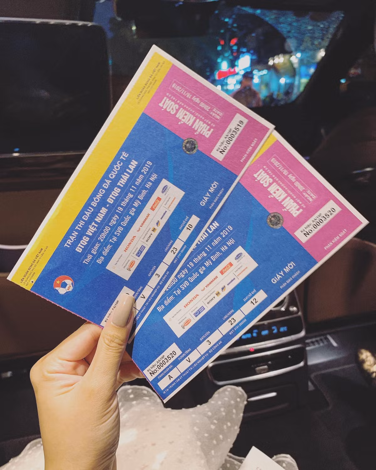 Nhiều người hâm mộ đặt ra nghi vấn không biết Thu Hằng và Quang Hải có mối quan hệ như thế nào mà cầu thủ tuyển Việt Nam lại gửi vé mời.