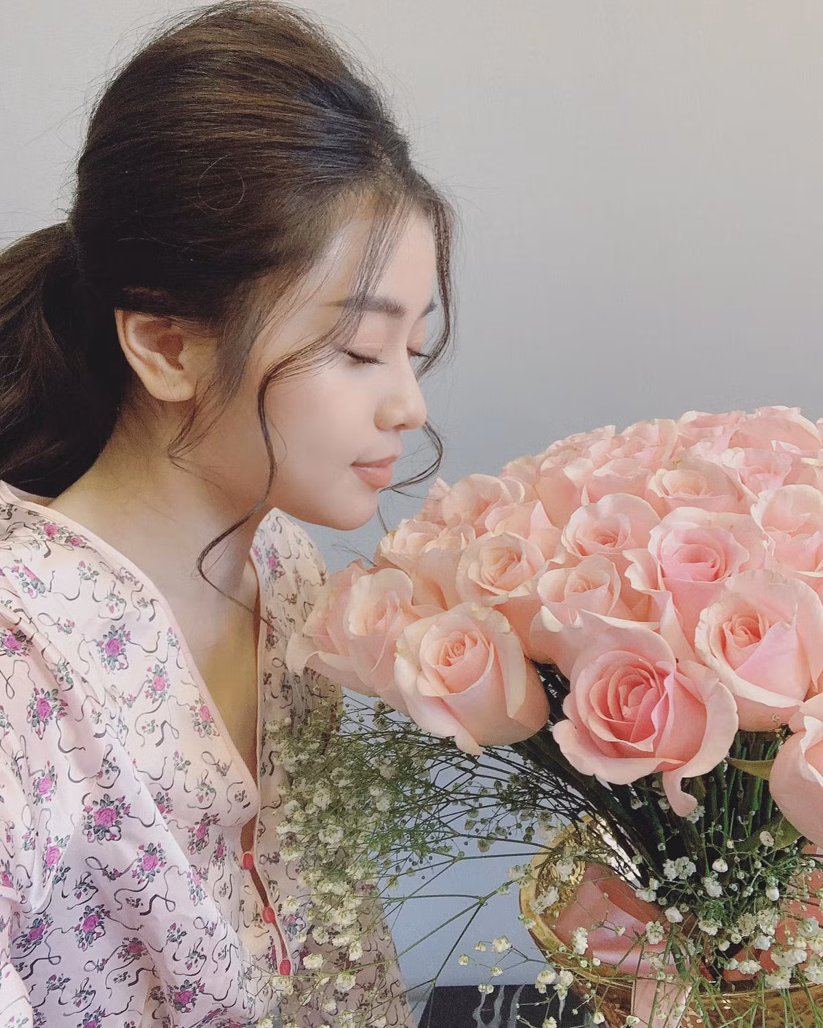 Nguyễn Thu Hằng (sinh năm 1995) là thủ khoa Thanh nhạc của Nhạc viện Hà Nội. Cô từng tốt nghiệp xuất sắc hệ trung cấp 4 năm tại Học viện âm nhạc Quốc gia Việt Nam năm 2015 và được tuyển thẳng lên đại học.