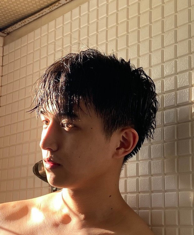 Triệu Vỹ là hot boy mới nổi trên MHX của xứ Trung, dù lượng follow chưa cao nhưng ai nấy đều công nhận, với gương mặt điển trai cùng với thần thái hút hồn, anh chàng sẽ sớm nổi tiếng trong tương lai.