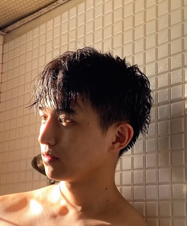 Triệu Vỹ là hot boy mới nổi trên MHX của xứ Trung, dù lượng follow chưa cao nhưng ai nấy đều công nhận, với gương mặt điển trai cùng với thần thái hút hồn, anh chàng sẽ sớm nổi tiếng trong tương lai.