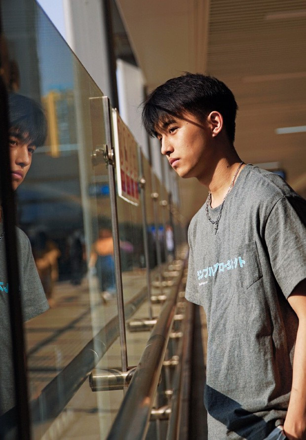 Sau thời gian tìm kiếm, cuối cùng danh tính chàng hot boy xuất hiện trên tàu điện cũng lộ ra. Anh ta có tên là Triệu Vỹ, sinh năm 1995, đến từ Trung Quốc.