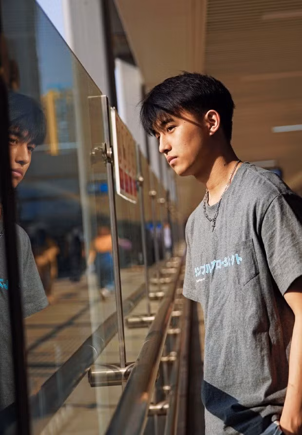 Sau thời gian tìm kiếm, cuối cùng danh tính chàng hot boy xuất hiện trên tàu điện cũng lộ ra. Anh ta có tên là Triệu Vỹ, sinh năm 1995, đến từ Trung Quốc.