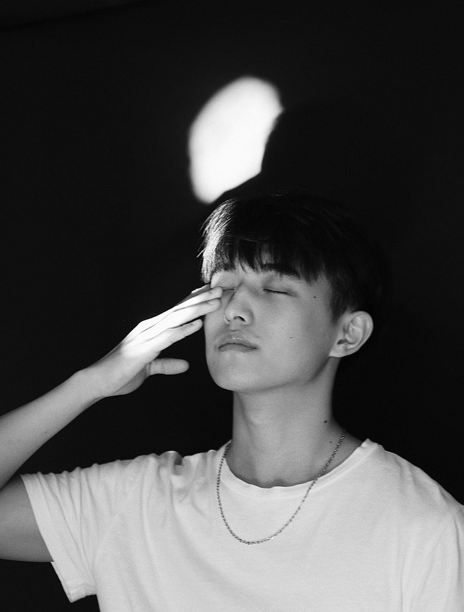 "Hot boy tàu điện" sở hữu chiếc mũi cao, gương mặt nam tính và đôi mắt sâu chuẩn hình mẫu nam thần.