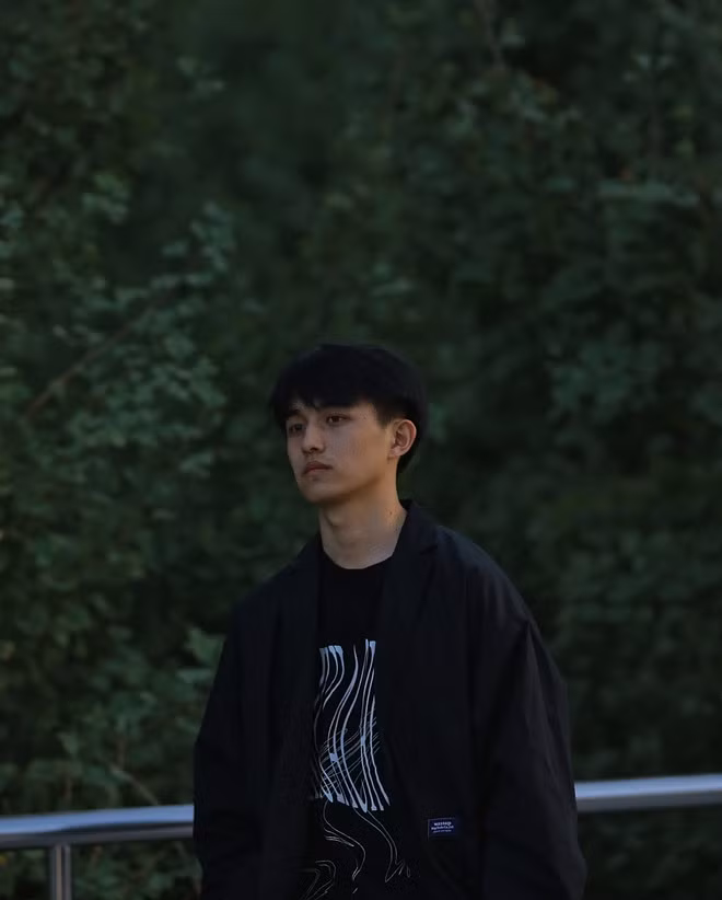 Không chỉ điển trai, Triệu Vy còn có thần thái vô cùng cuốn hút.