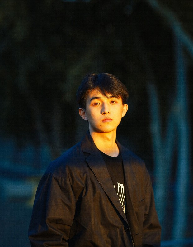 Ngay lập tức những thông tin, hình ảnh của hot boy tàu điện ngầm nhanh chóng thu hút được sự chú ý của CĐM. Không ít các thành viên nữ đã cất công để tìm ra danh tính và một chút thông tin của nam chính.