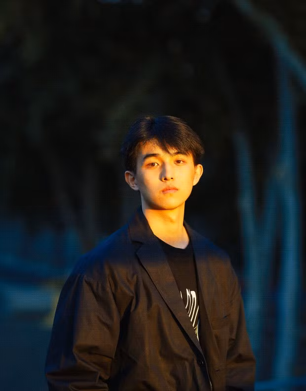 Ngay lập tức những thông tin, hình ảnh của hot boy tàu điện ngầm nhanh chóng thu hút được sự chú ý của CĐM. Không ít các thành viên nữ đã cất công để tìm ra danh tính và một chút thông tin của nam chính.