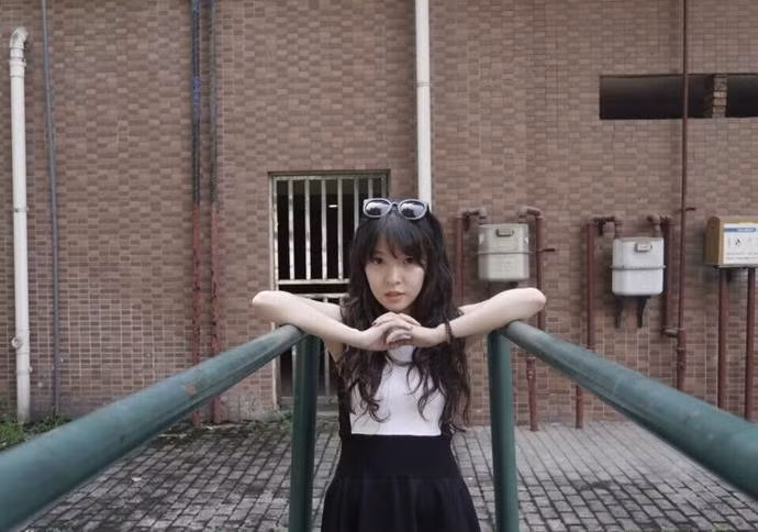 Chính nhờ những phương pháp mới cùng với sự nhiệt huyết, tận tâm của Gia Lộ mà những sinh viên ngày càng yêu quý và nể phục nữ giảng viên trẻ, xinh đẹp của mình hơn.