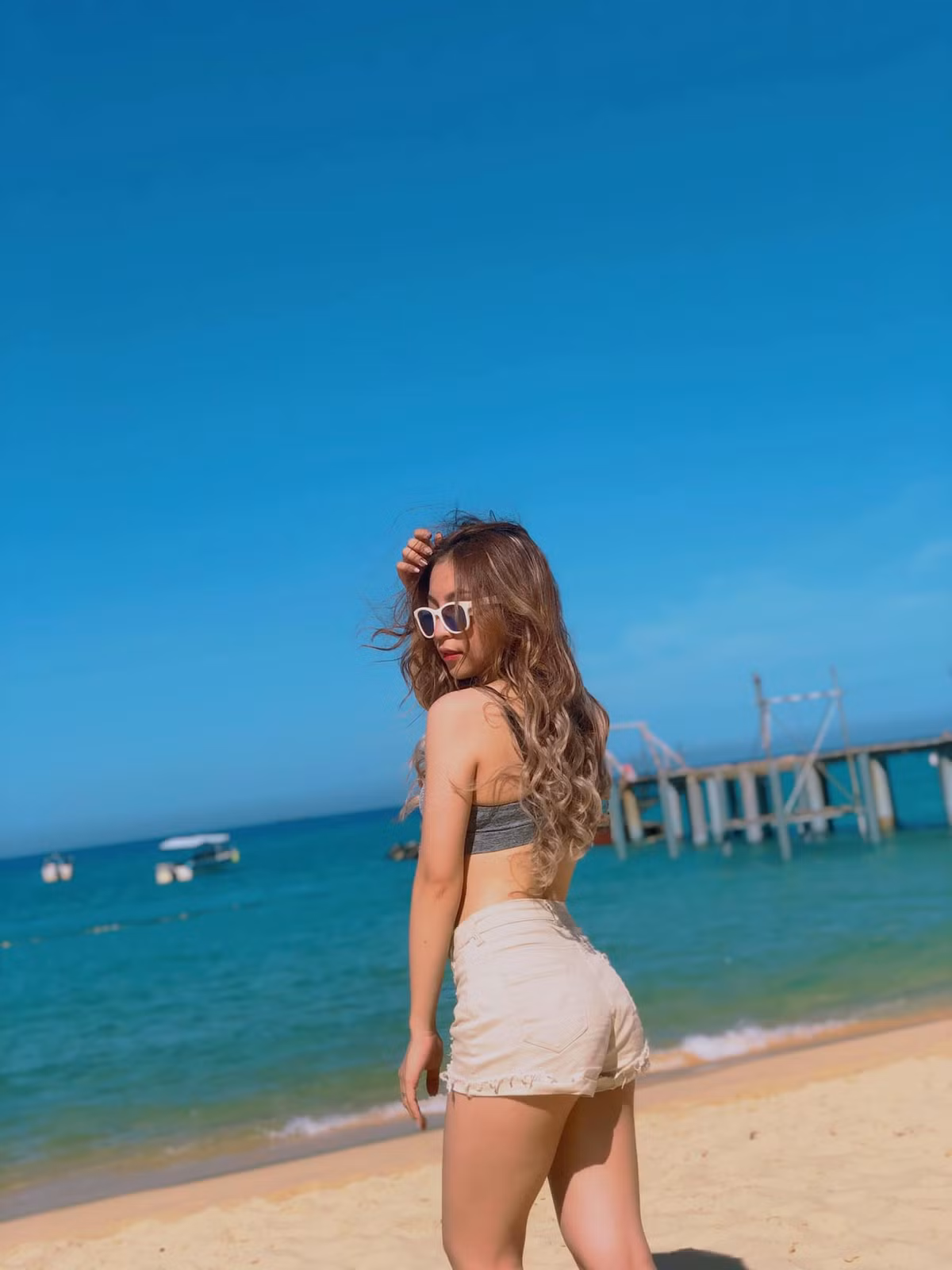 Nhật Lê cũng chăm chỉ khoe dáng hơn trước. Những hình ảnh cô diện bikini, khoe vòng một căng đầy khiến dân mạng "lác mắt".