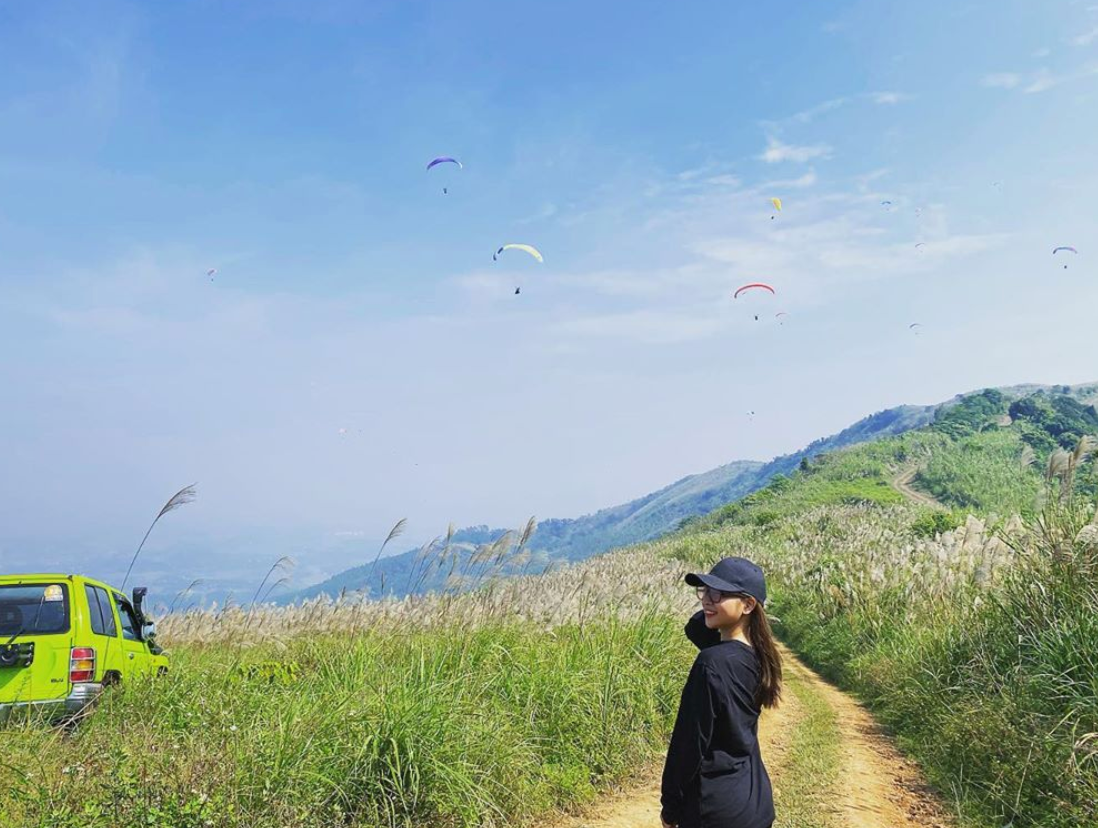 Hot girl Quảng Nam cũng dành nhiều thời gian đi du lịch cùng bạn bè. Cô nàng thường xuyên đăng tải lên Facebook cá nhân những hình ảnh check-in siêu đẹp.