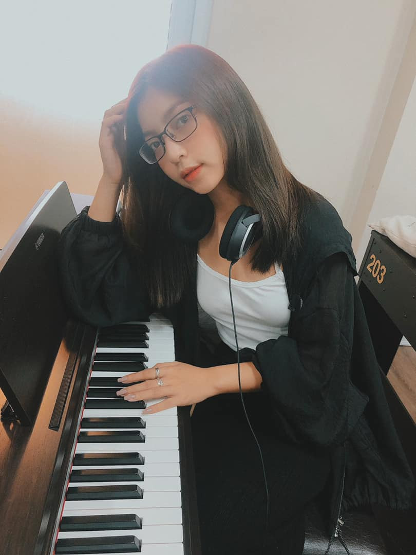 Bên cạnh đó, hot girl Quảng Nam chú tâm vào việc học, hiện cô đang theo học khoa thanh nhạc của trường Đại học Thăng Long.