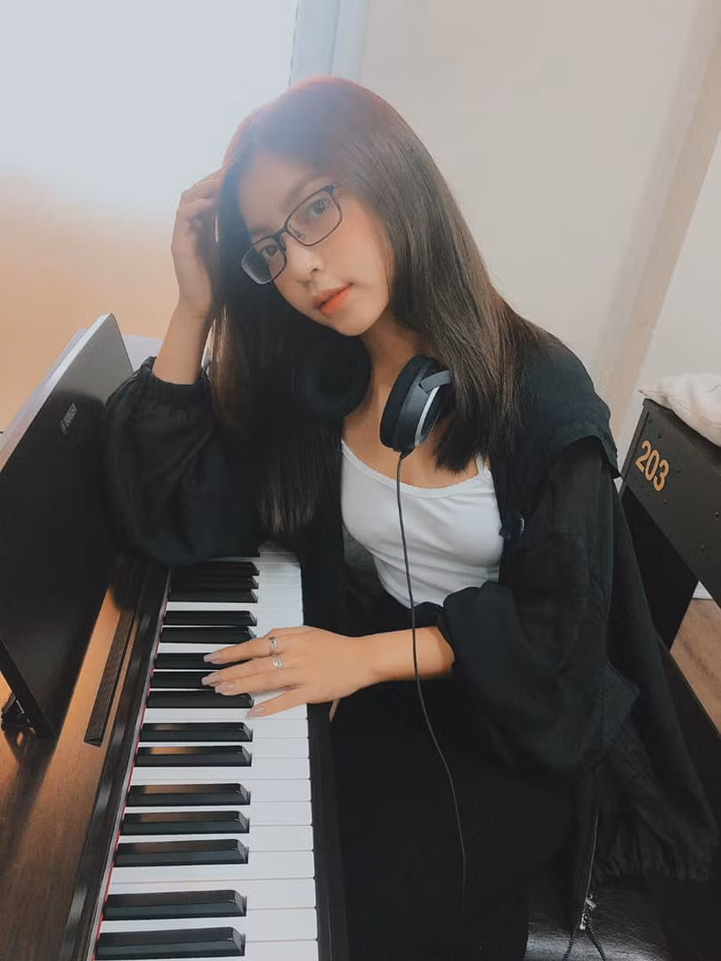 Bên cạnh đó, hot girl Quảng Nam chú tâm vào việc học, hiện cô đang theo học khoa thanh nhạc của trường Đại học Thăng Long.