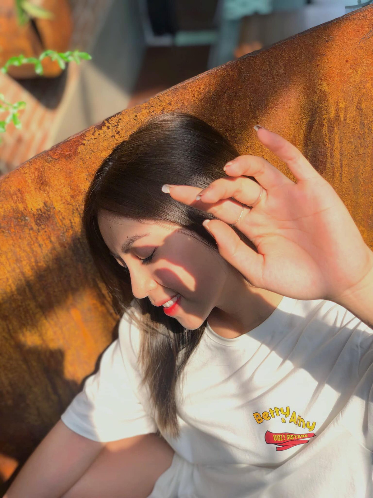 Không còn yêu cầu thủ nổi tiếng và cũng không tham gia và các chương trình truyền hình, Nhật Lê dành nhiều thời gian chăm sóc bản thân và vui chơi cùng bạn bè.