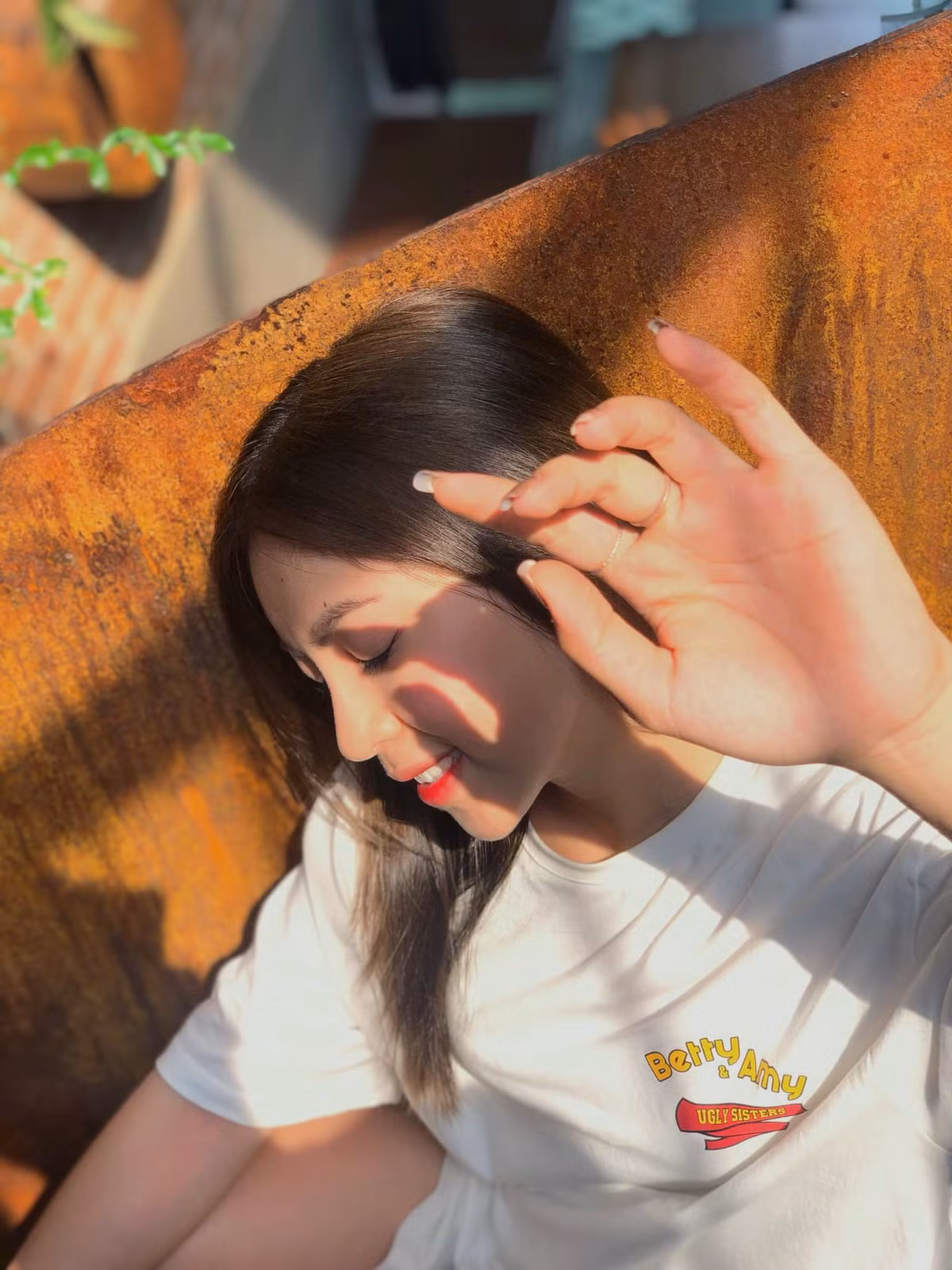 Không còn yêu cầu thủ nổi tiếng và cũng không tham gia và các chương trình truyền hình, Nhật Lê dành nhiều thời gian chăm sóc bản thân và vui chơi cùng bạn bè.