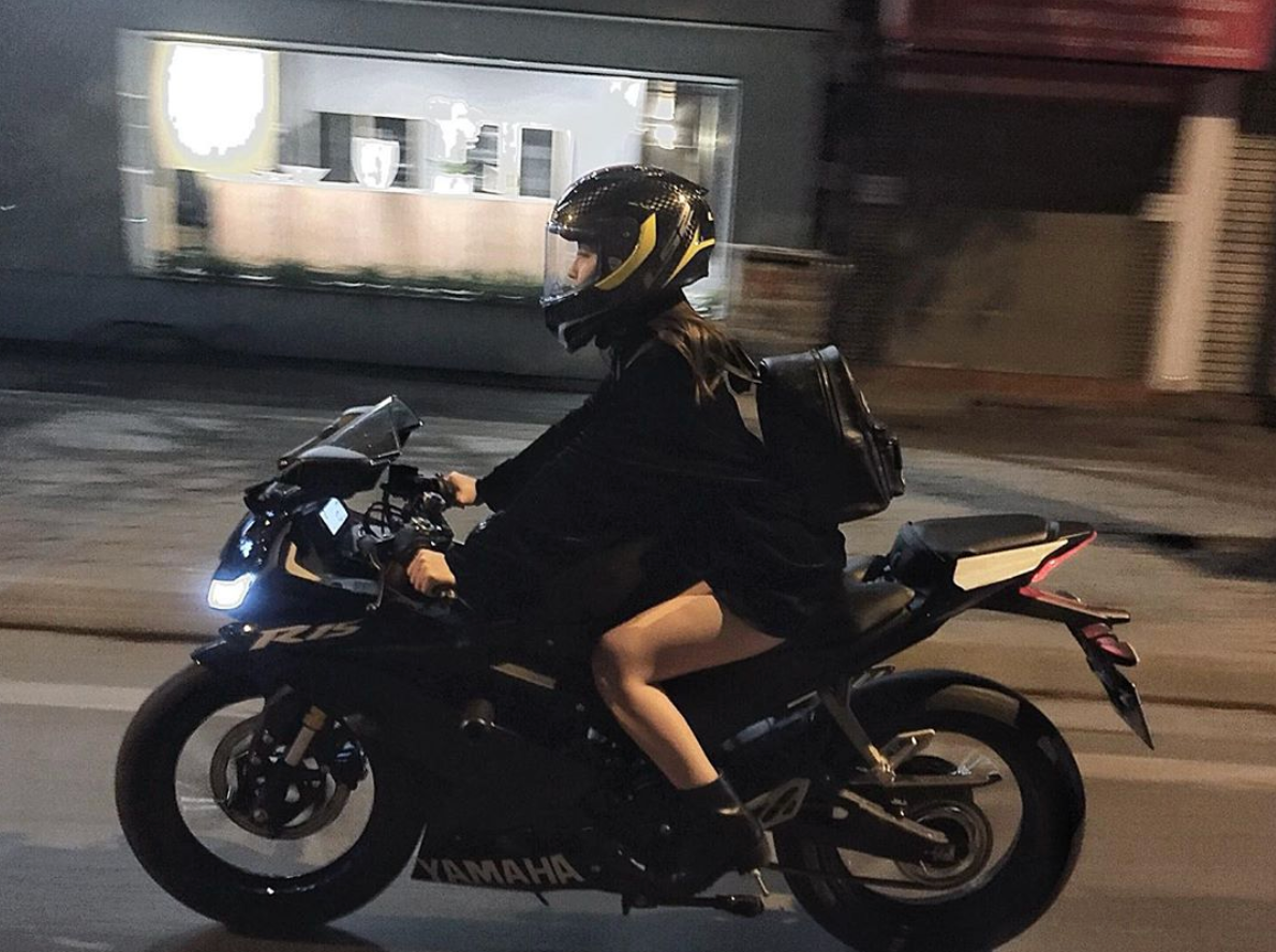 Sau khi chia tay, Nhật Lê theo đuổi phong cách thời trang cá tính, mạnh mẽ. Cô nàng cũng có nhiều thời gian hơn trong việc theo đuổi niềm đam mê xe phân khối lớn. Những hình ảnh hot girl Quảng Nam "cưỡi" xe côn tay siêu ngầu khiến ai cũng mê.