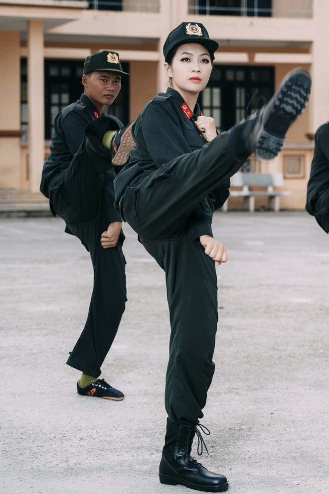 Không chỉ giỏi võ thuật, bắn súng và các kỹ năng nghiệp vụ, Ngọc Anh còn có rất nhiều tài lẻ khác như ca hát, múa và chơi guitar, nhạc cụ dân tộc.