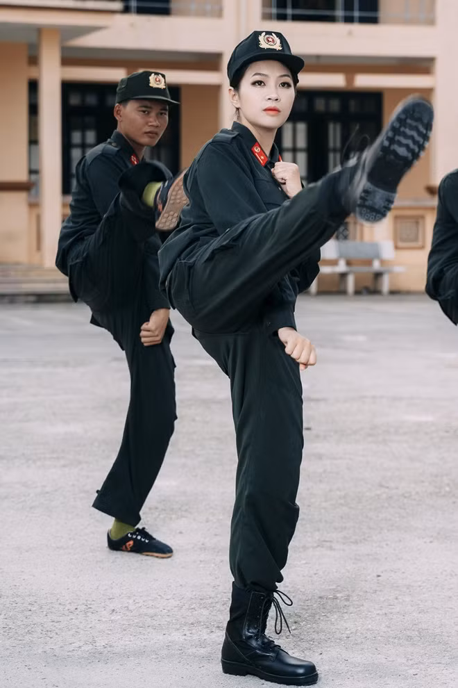 Không chỉ giỏi võ thuật, bắn súng và các kỹ năng nghiệp vụ, Ngọc Anh còn có rất nhiều tài lẻ khác như ca hát, múa và chơi guitar, nhạc cụ dân tộc.