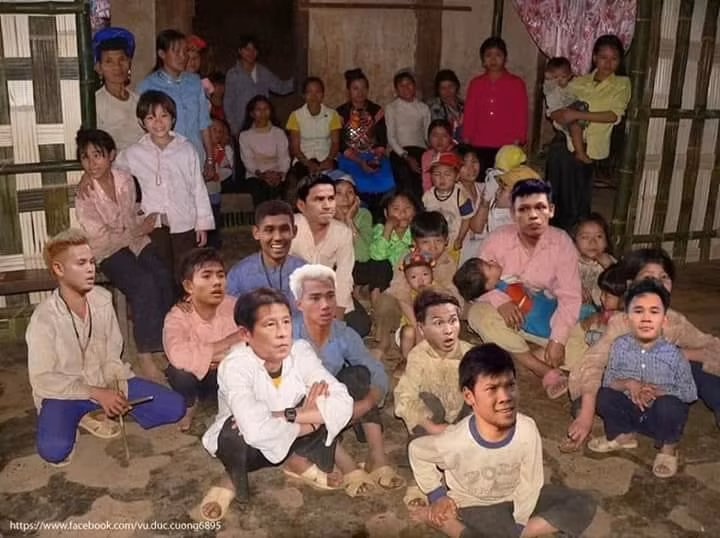 Ở một diễn biến khác, "món lẩu Thái" đang cay cú theo dõi trận đấu qua màn hình TV khi bị loại ngay từ vòng bảng.