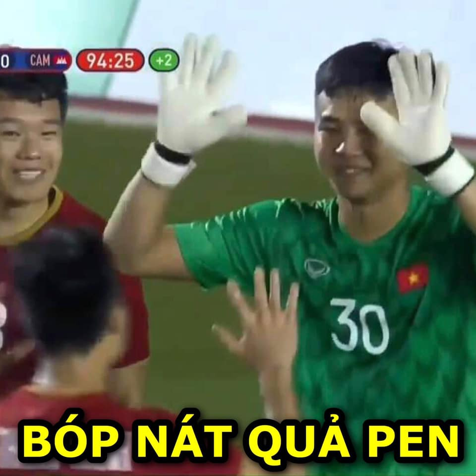Thủ thành của U22 Việt Nam "bóp nát quả pen" khiến các cầu thủ U22 Campuchia gục ngã trên sân cỏ.