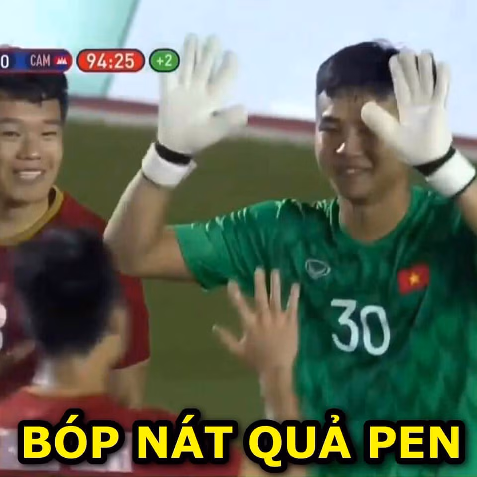 Thủ thành của U22 Việt Nam "bóp nát quả pen" khiến các cầu thủ U22 Campuchia gục ngã trên sân cỏ.