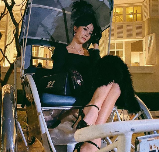 Nhiều khán giả cho rằng, sở dĩ Karen thành công trong những vai "tuesday" gian xảo là bởi ánh mắt của cô nàng rất sắc, đưa tình đúng chuẩn mẫu con gái lẳng lơ mà đàn ông thích.