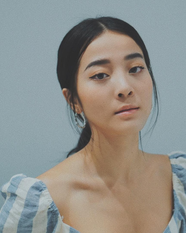 Cô nàng từng được nhận xét là có ngoại hình giống diễn viên Thái Lan Apinya Sakuljaroensuk (người thủ vai Lee trong "Tình yêu không có lỗi, lỗi tại bạn thân, đây cũng là một "tuesday" nổi tiếng trên truyền hình).