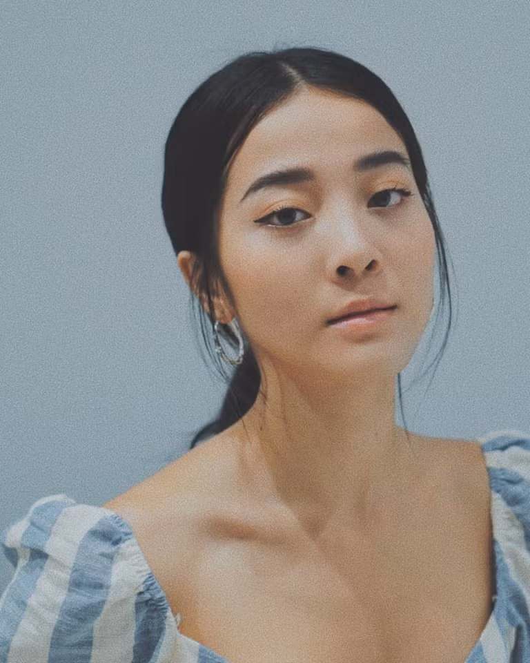 Cô nàng từng được nhận xét là có ngoại hình giống diễn viên Thái Lan Apinya Sakuljaroensuk (người thủ vai Lee trong "Tình yêu không có lỗi, lỗi tại bạn thân, đây cũng là một "tuesday" nổi tiếng trên truyền hình).