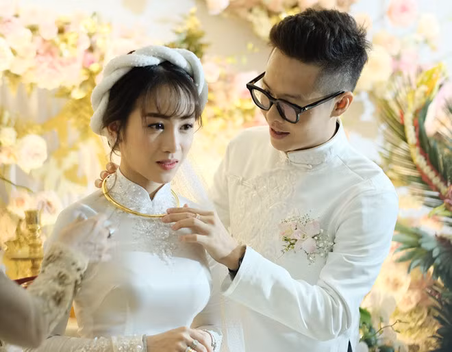 Sinh năm 1999, Joyce Phạm nổi tiếng là một 'rich kid' đích thực khi sở hữu tủ đồ hàng hiệu siêu khủng. Ngày 8/9, đám cưới của cô nàng và bạn trai được tổ chức tại TP HCM với sự tham gia của nhiều người nổi tiếng thu hút sự quan tâm của truyền thông.