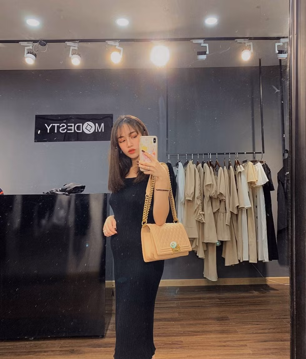 Mặc dù diện một chiếc váy đen bó sát nhưng chiếc bụng nho nhỏ của Joyce Phạm vẫn rất khó nhìn ra nếu như cô nàng không đứng nghiêng. Thân hình mảnh khảnh sẵn có nên lúc mang bầu, trông 'rich kid' vẫn gọn gàng.