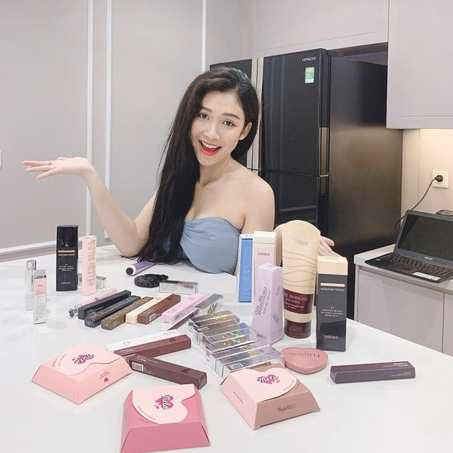 Sau khi đạt giải Hoa khôi duyên dáng Phú Hoà, những hình ảnh của Mỹ Chi được chia sẻ trên nhiều diễn đàn mạng xã hội. Cô được khen ngợi về nhan sắc và phong cách tự tin.