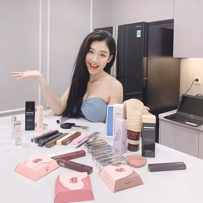 Sau khi đạt giải Hoa khôi duyên dáng Phú Hoà, những hình ảnh của Mỹ Chi được chia sẻ trên nhiều diễn đàn mạng xã hội. Cô được khen ngợi về nhan sắc và phong cách tự tin.